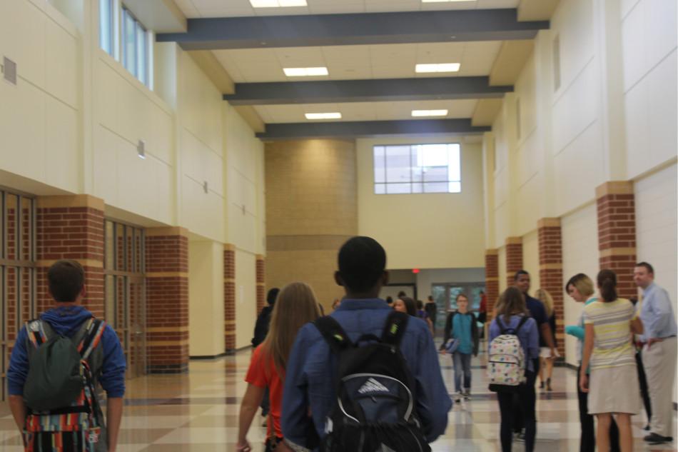 Students venture through Main Street to find their classes. Aides were in the hallways to help direct students if they could not find their class.