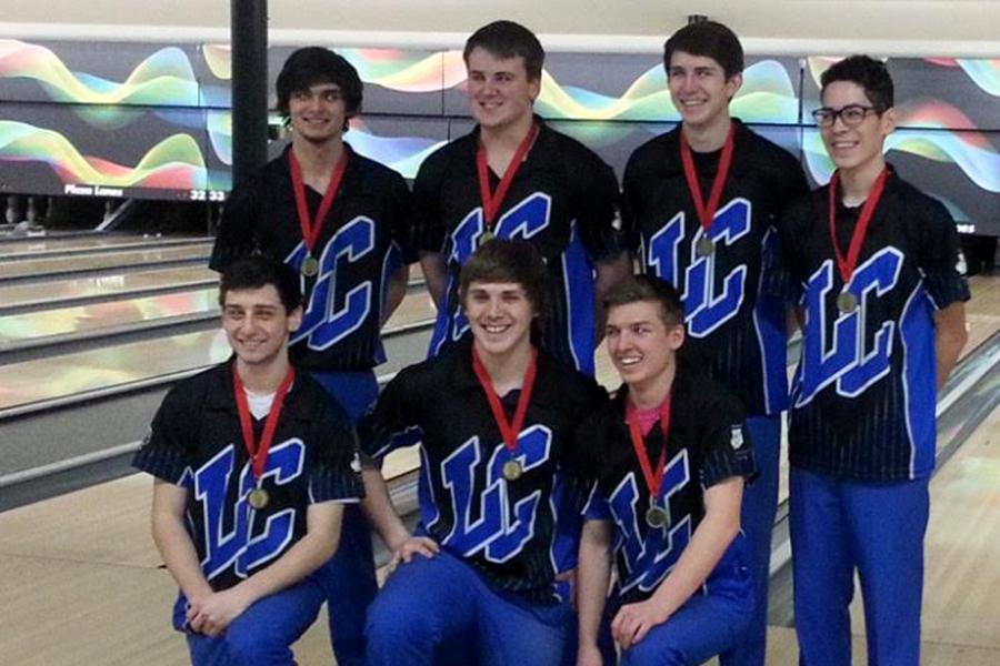 The+bowling+team+smiles+and+proses+with+their+Sectional+title.+The+boys+placed+first+at+Sectionals+and+fifth+at+State.+%0A