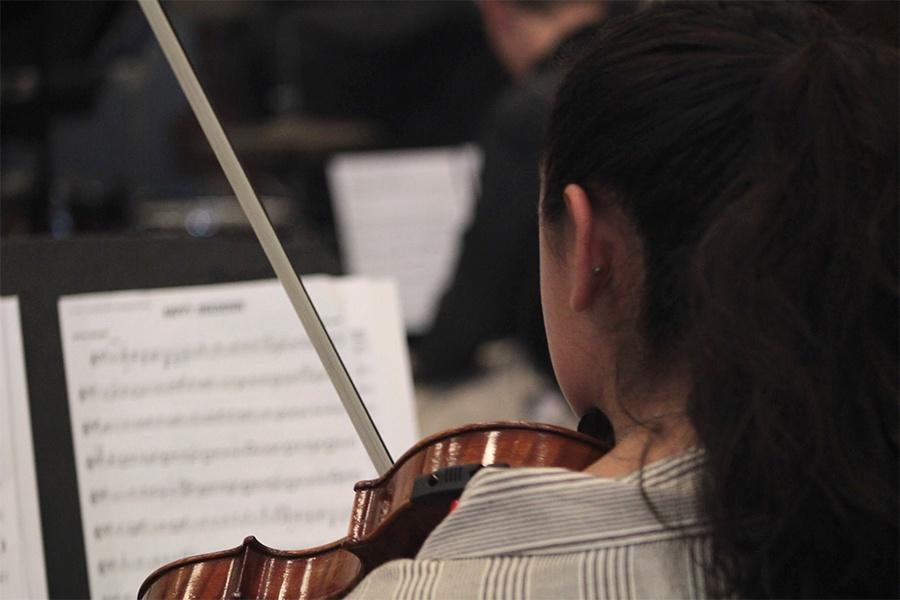 Madelyne Pedroza plays her violin during String Club’s meeting. Pedroza started playing the violin at a young age. Photo by: Mia Martinez