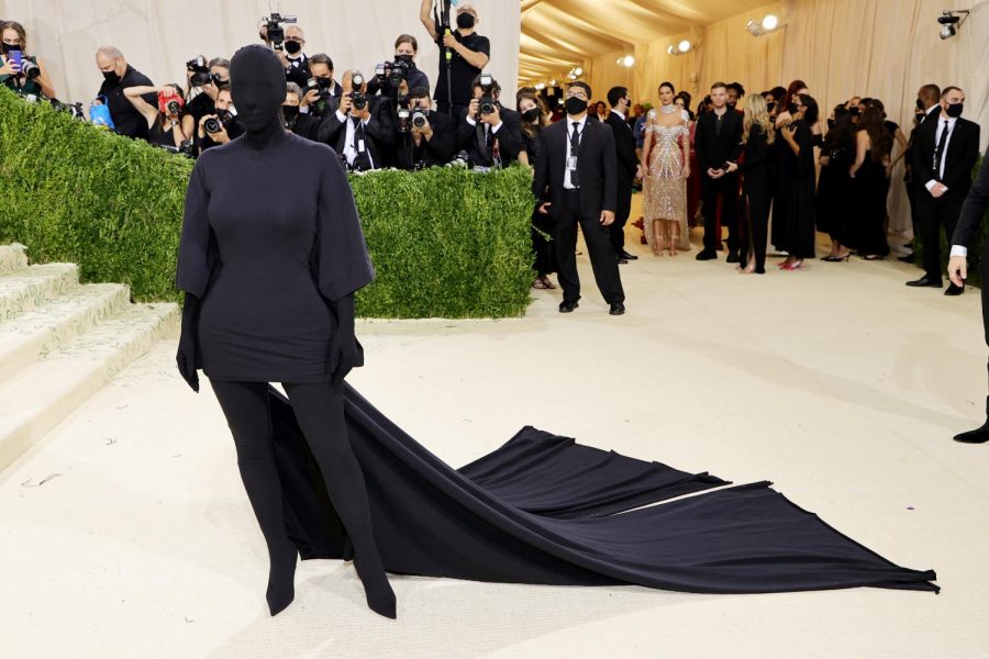  Kim Kardashian steps onto the Met steps in a black Balenciaga look. While she did not confirm it was her, the long black ponytail and similar looks prior to the gala gave her away.