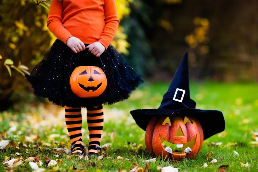 In Los Angeles, California, a young girl celebrated Halloween in 2017. Accompanied by a Jack-O-Lantern wearing a witch hat. 